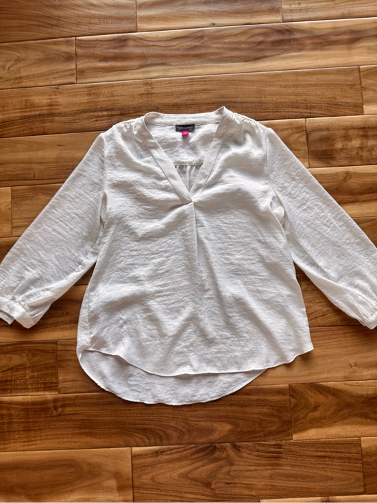 Vince Camuto Tops - Vince Camuto White V-Neck 3/4 Sleeve Blouse